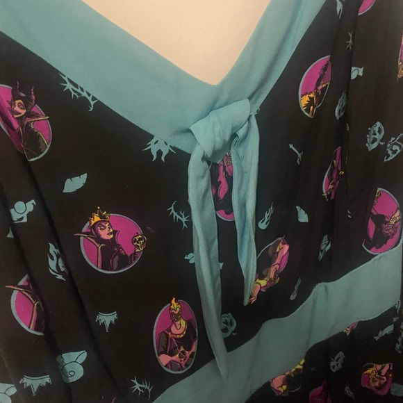 🎃TORRID DISNEY VILLAINS SWEETHEART CHALLIS TIE FRONT DRESS - HALLOWEEN Size 4 - Picture 7 of 7